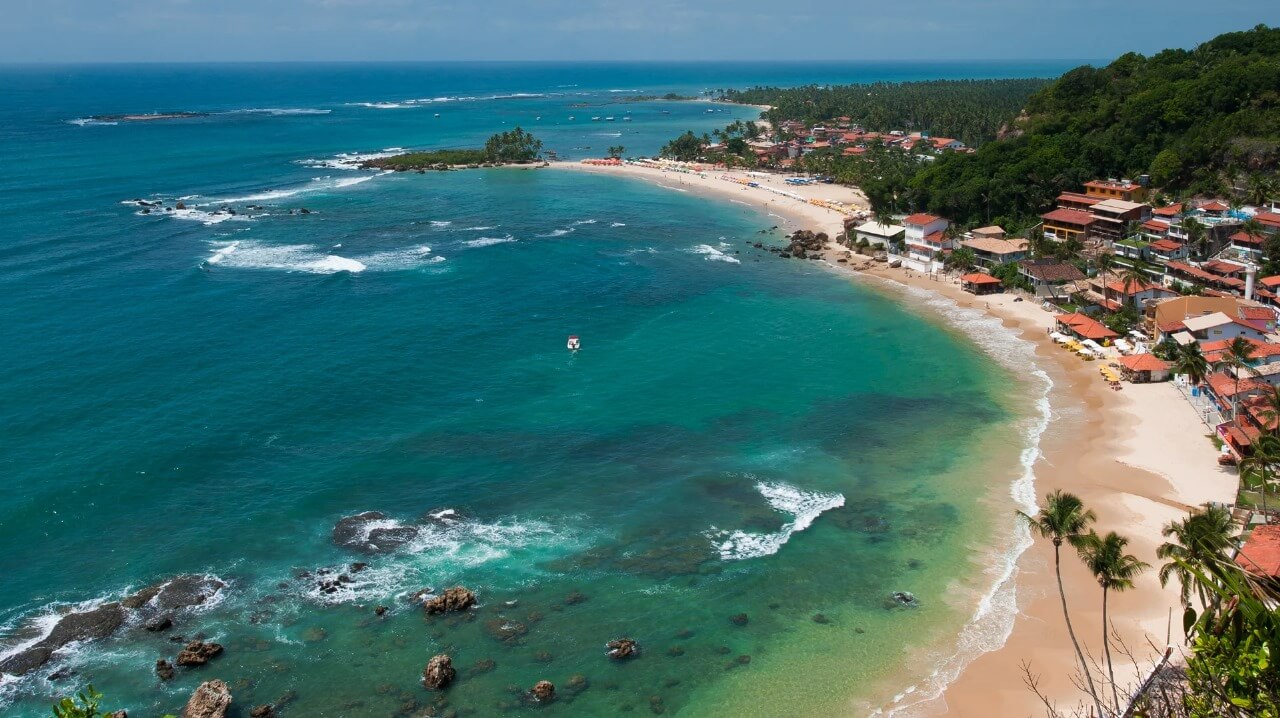 VIAGEM ESPECIAL KAU&Ecirc; TURISMO : Morro de S&atilde;o Paulo & Salvador

Todo o sol da Bahia, na melhor companhia!

Data: Viagem de 24&nbsp;de Novembro a 01 de Dezembro de 2026

INCLUI:


	Reuni&atilde;o de apresenta&ccedil;&atilde;o e orienta&ccedil;&otilde;es&nbsp;sobre o destino;
	Assessoria Kau&ecirc; Turismo durante a viagem;
	Atendimento de guia exclusivo para o grupo durante a viagem;
	Transfer Salvador / Morro de S&atilde;o Paulo (mar&iacute;timo ou semi-terrestre*);
	Transfer Morro de S&atilde;o Paulo /&nbsp;Salvador;
	2 noites de hospedagem em Hotel em Salvador , em&nbsp; apartamento Duplo;
	5 noites de hospedagem em Pousada em Morro de S&atilde;o Paulo, em&nbsp; apartamento Duplo;
	7 caf&eacute;s da manh&atilde;;
	Pousada Beira Mar;
	Duas estruturas de praia com guarda-sol e cadeiras;
	Melhor ponto em Morro de S&atilde;o Paulo;
	Seguro Viagem;
	Brinde de viagem Kau&ecirc; Turismo.



N&Atilde;O INCLUI:


	Passagens a&eacute;reas origem / Salvador/ origem (que podem ser adquiridas e acrescentadas ao valor do pacote).
	Outras refei&ccedil;&otilde;es, bebidas, despesas / valores / passeios n&atilde;o mencionados como inclusos.
	Opcional de 3&ordf; noite em Salvador + City Tour hist&oacute;rico - consulte disponibilidade;
	Apartamento individual consulte valor e disponibilidade;
	Transfer aeroporto/hotel/aeroporto (chegada e sa&iacute;da).



INVESTIMENTO

LOTE DE LAN&Ccedil;AMENTO (Apenas 10&nbsp;vagas):

Valor do pacote por pessoa em apartamento Duplo em Pousada categoria Tur&iacute;stica:
12x de R$ 294,78&nbsp;no&nbsp;Cart&atilde;o de Cr&eacute;dito; ou
&Agrave; vista: R$ 3.337,00 (Pix, Dep&oacute;sito&nbsp;)

&nbsp;

Valor do pacote por pessoa em apartamento Duplo em Pousada categoria PREMIUM:
12x de R$ 351,98 no&nbsp;Cart&atilde;o de Cr&eacute;dito; ou
&Agrave; vista: R$ 3.974,00 (Pix, Dep&oacute;sito&nbsp;)

&nbsp;

*Valores podem sofrer altera&ccedil;&atilde;o a&nbsp;qualquer momento, sem pr&eacute;vio aviso.
*Consulte outras formas de pagamento / parcelamento.

* Consulte valores em apartamento individual;

*Consulte sobre inclus&atilde;o de passagens a&eacute;reas.

INFORMA&Ccedil;&Otilde;ES ADICIONAIS:

WhatsApp (44) 99973-4575&nbsp;e (44)98422-3531